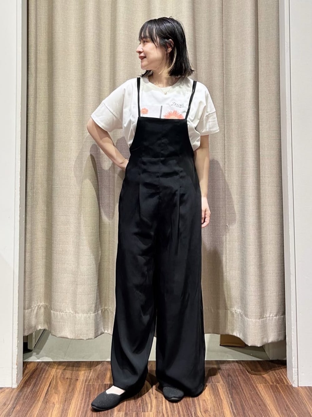 ホワイト系のTシャツ/カットソー、ブラック系のサロペット/オーバーオール、ゴールド系のネックレスを着用したレディースの夏コーディネートの1枚目の写真