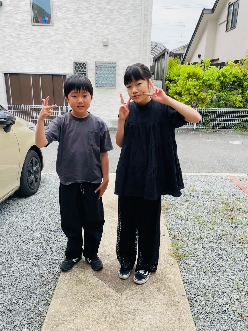 ブラック系のチュニック、ブラック系のその他パンツ、ブラック系のスニーカーを着用したキッズの夏コーディネートの1枚目の写真