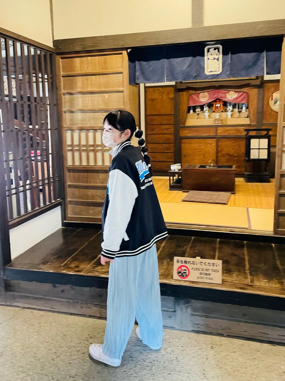 ホワイト系のその他トップス、グレー系のその他パンツ、グレー系のスウェットを着用したキッズの冬コーディネートの1枚目の写真