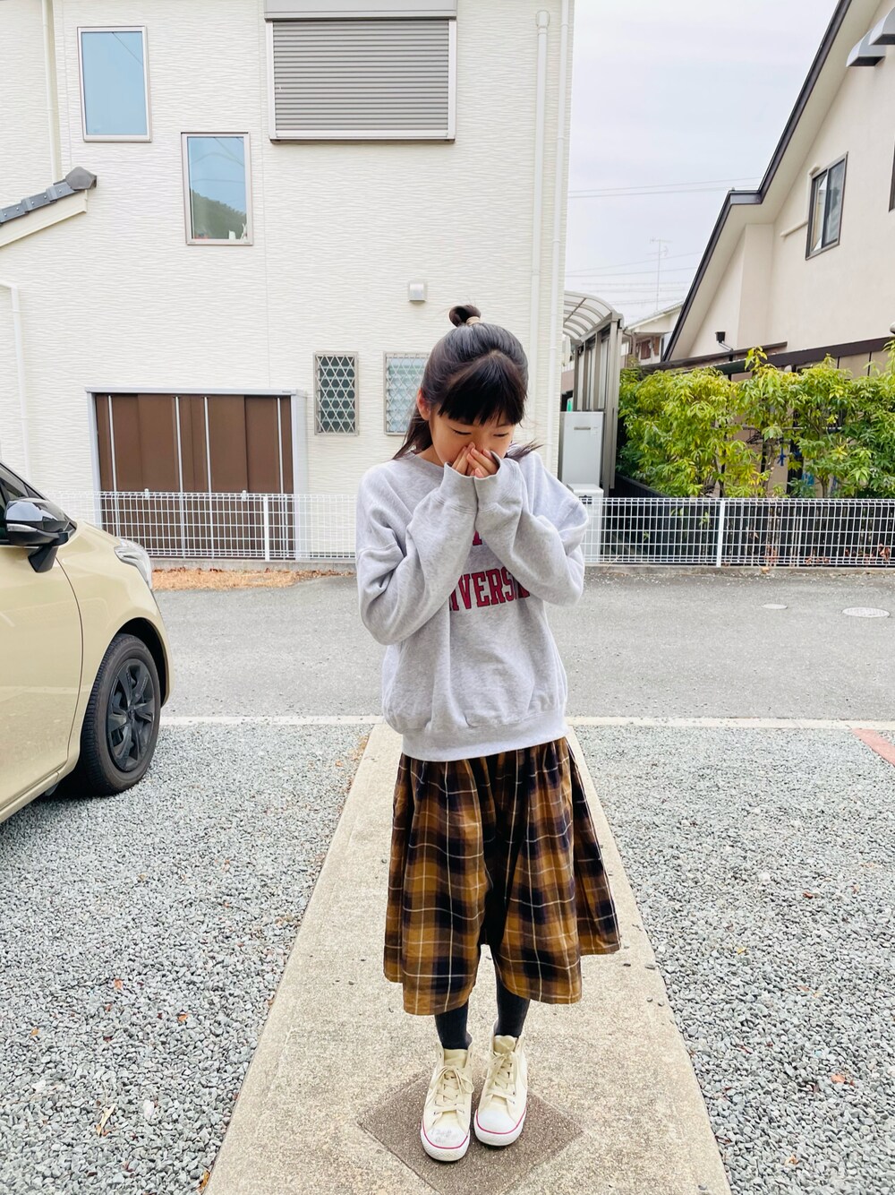 「スカート、hokkoriko、むすめ服、コンバース、りかちゃん真似っこ♡」｜「Ocean&Groundのカレッジロゴジャンボスウェット（80～140cm）（スウェット、グレー系）」を使った、emi_mitoさん（キッズ・143cm）の冬コーディネートの1枚目の写真