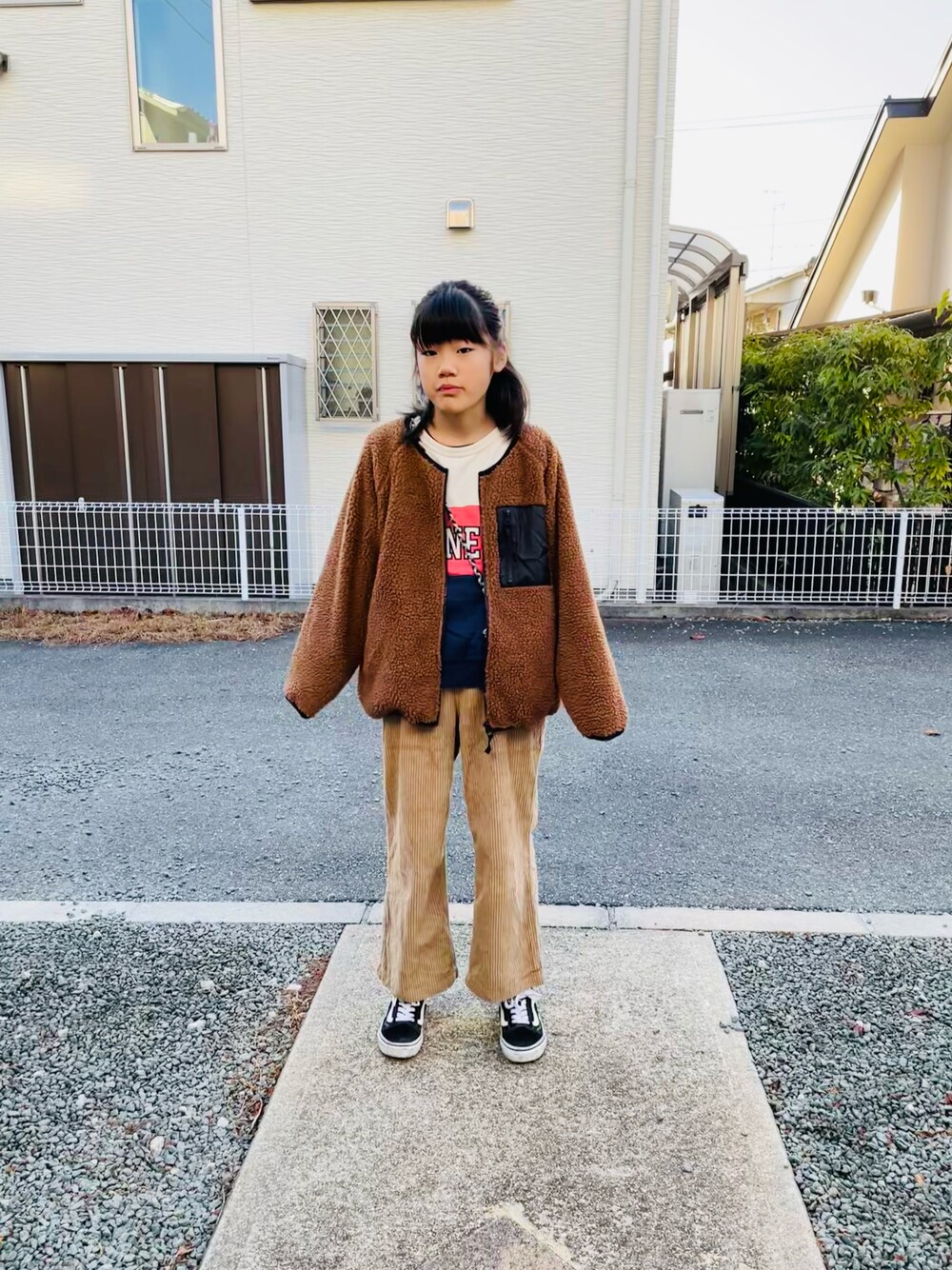 ブラウン系のその他アウター、ベージュ系のその他パンツ、ブルー系のスウェットを着用したキッズの冬コーディネートの1枚目の写真