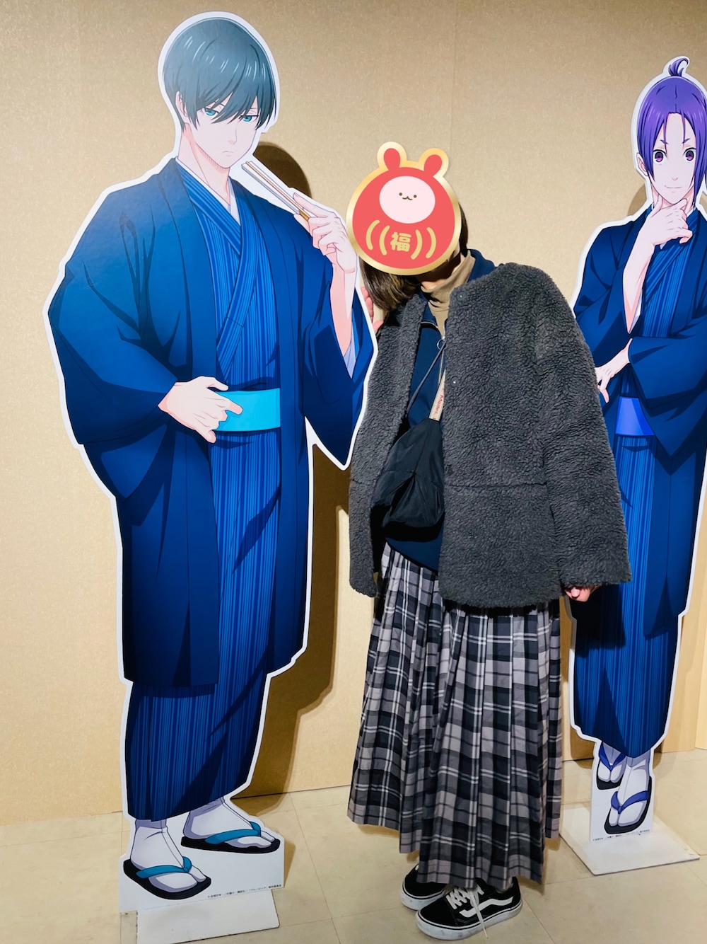 グレー系のスカート、ブラック系のスニーカー、グレー系のブルゾンを着用したキッズの冬コーディネートの1枚目の写真