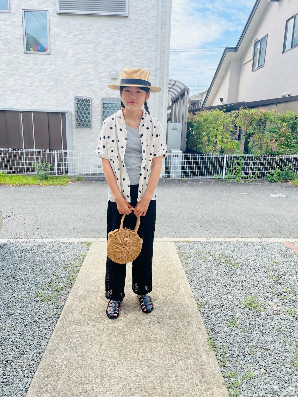 ホワイト系のシャツ/ブラウス、グレー系のタンクトップ、ブラック系のその他パンツを着用したキッズの夏コーディネートの1枚目の写真