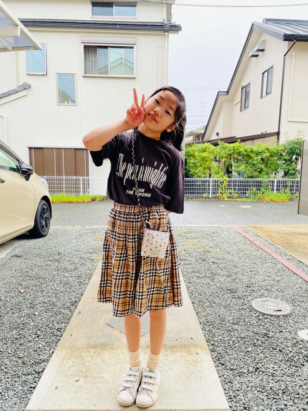 「むすめ服、通学すたいる、着まわしバンザイ🙌、ラブアンドピース2021、秋トレンド2021、チェッカーず2021」｜「SHIPS anyのSHIPS any× MONMIMI: 別注 プリント Tシャツ（Tシャツ/カットソー、グレー系）」を使った、emi_mitoさん（キッズ・143cm）の秋コーディネートの1枚目の写真