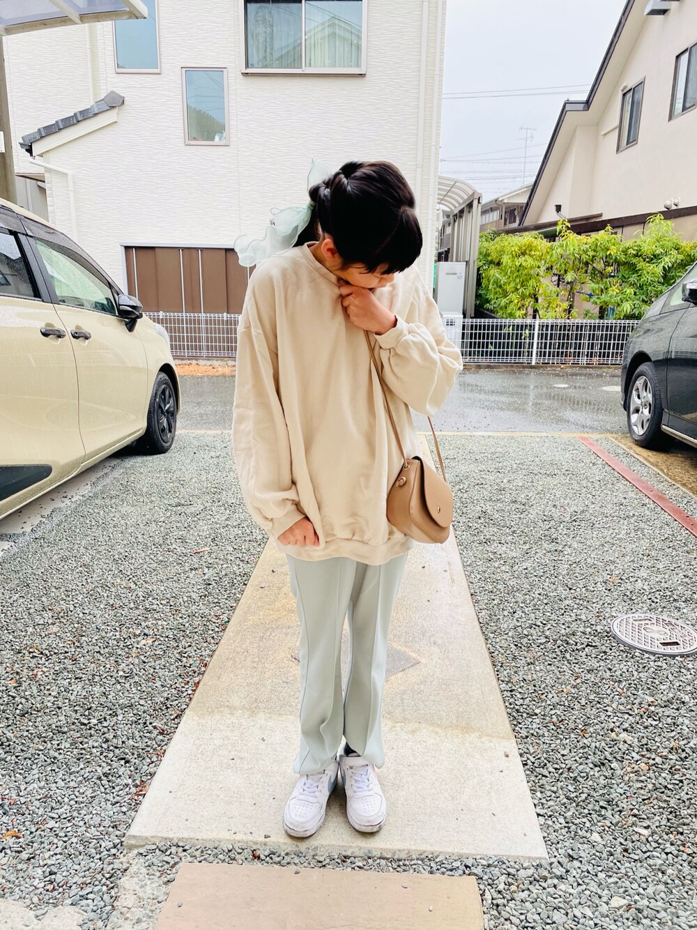 ベージュ系のスウェット、ベージュ系のショルダーバッグ、グリーン系のその他パンツを着用したキッズの春コーディネートの1枚目の写真