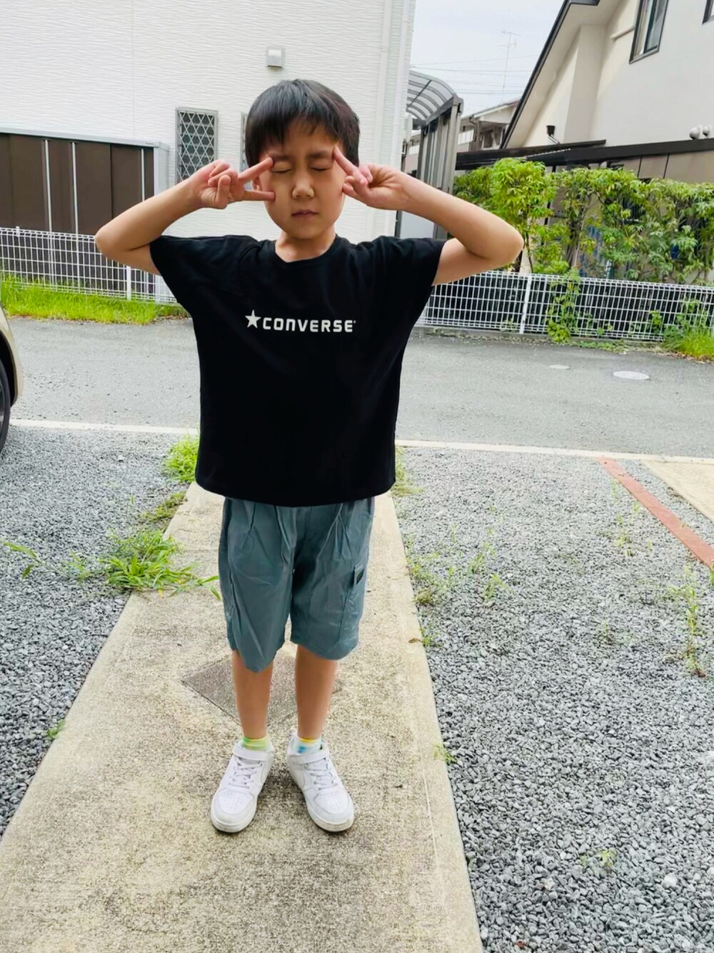 ブラック系のTシャツ/カットソー、グレー系のその他パンツ、ホワイト系のスニーカーを着用したキッズの夏コーディネートの1枚目の写真