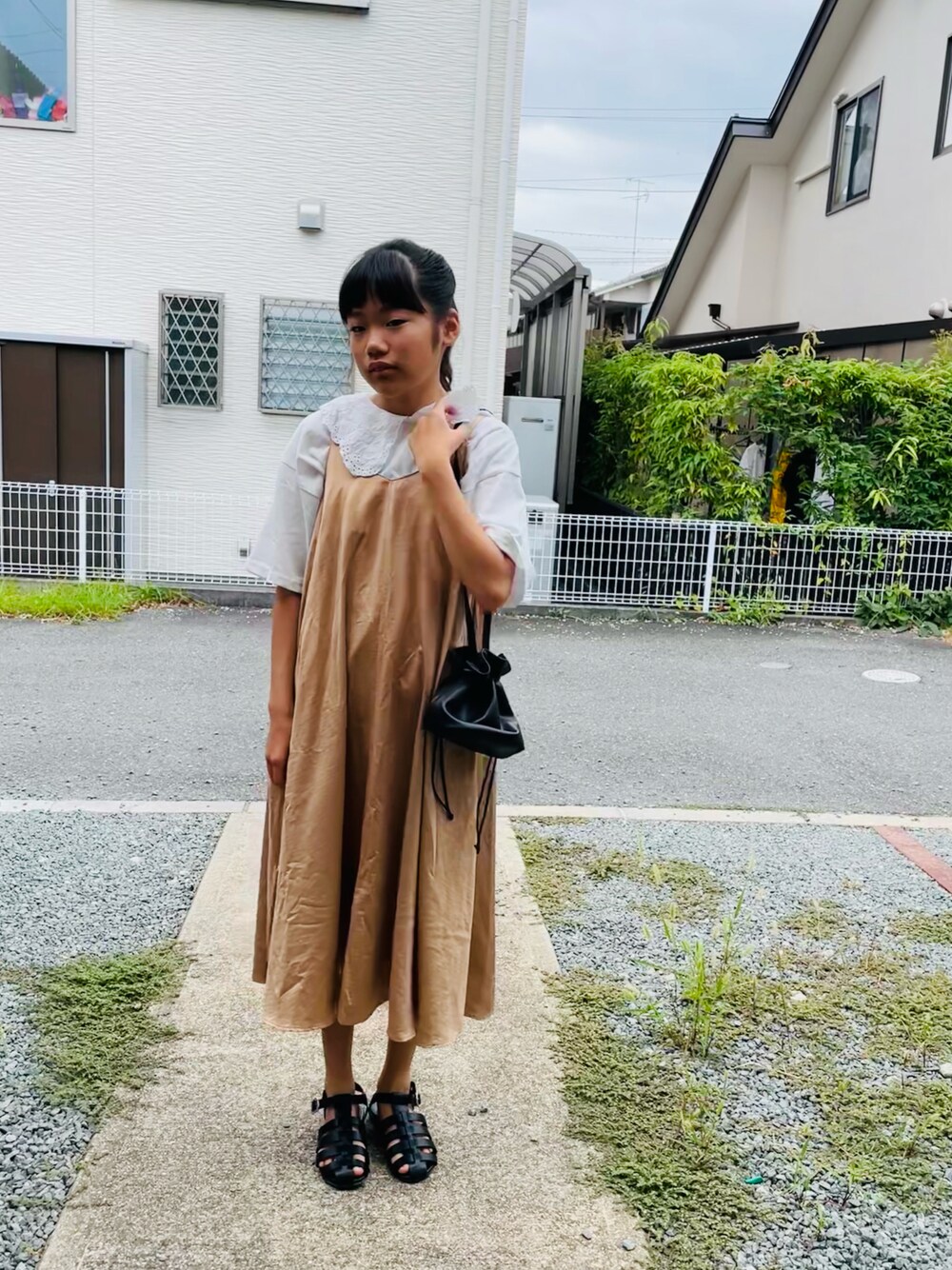 「グルカサンダル、キャミワンピ、巾着バッグ、夏休み、rikka.rokka.ribbon、むすめ服」｜「GLOBAL WORKの【キッズ】BIGカラーフリルT5分袖/942200（Tシャツ/カットソー、ホワイト系）」を使った、emi_mitoさん（キッズ・148cm）の夏コーディネートの1枚目の写真