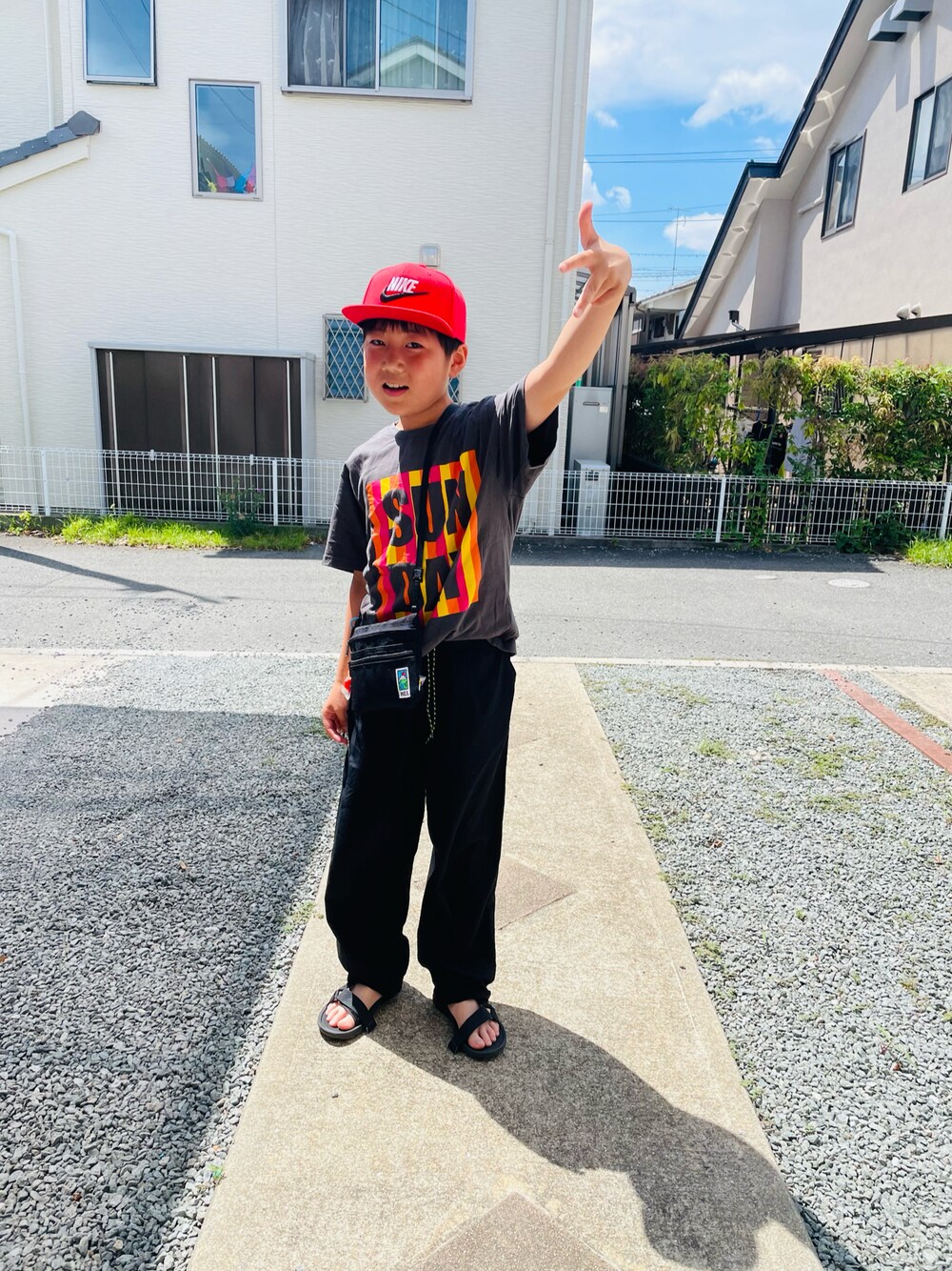 グレー系のTシャツ/カットソー、ブラック系のその他パンツ、ブラック系のサンダルを着用したキッズの夏コーディネートの1枚目の写真