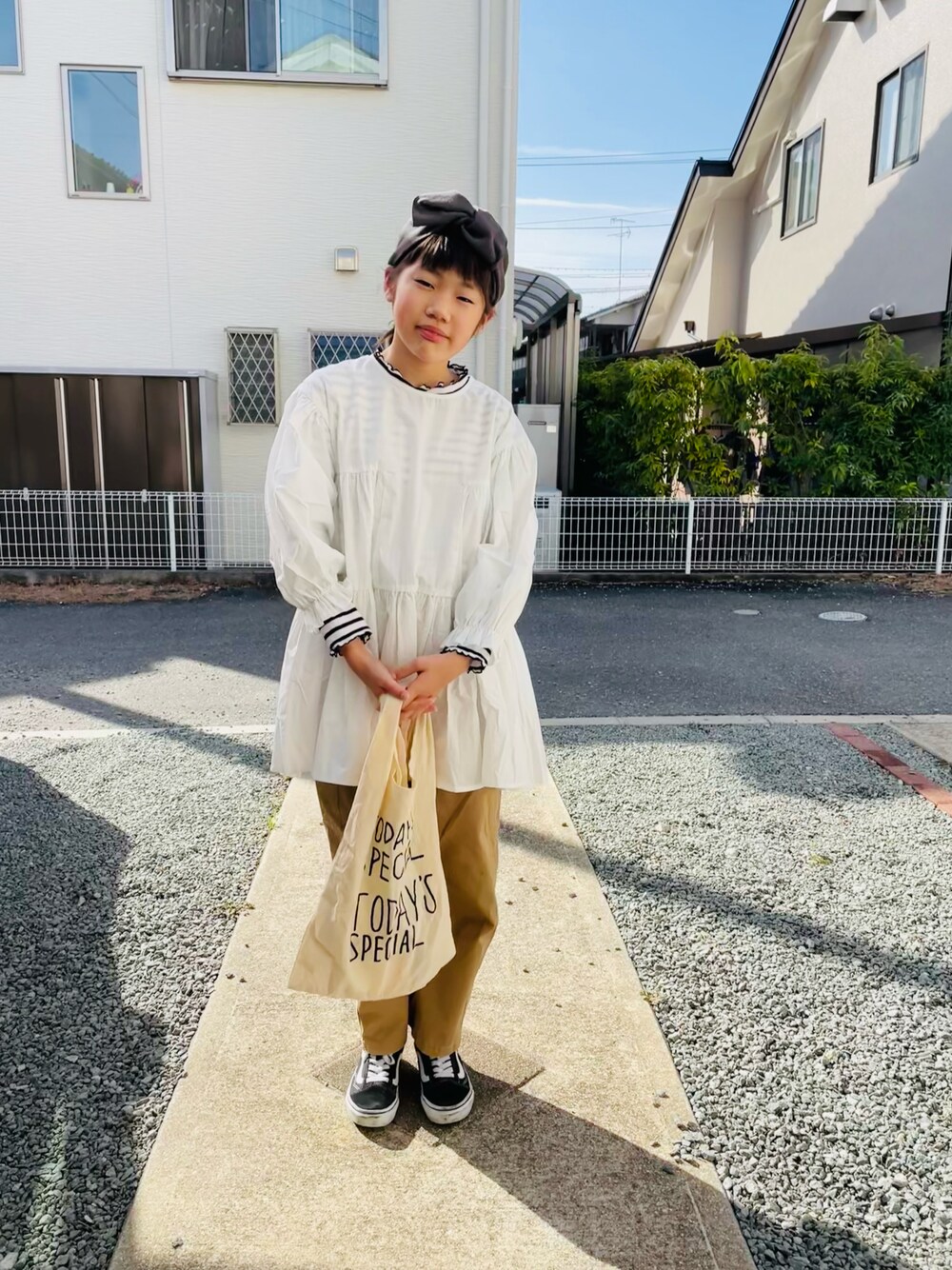 「ヘアバンド、むすめ服、ティアード、レイヤードスタイル、チノパン、オールドスクール」｜「GLOBAL WORKの【キッズ】ティアードブラウス7分袖/215318（シャツ/ブラウス、ホワイト系）」を使った、emi_mitoさん（キッズ・145cm）の春コーディネートの1枚目の写真