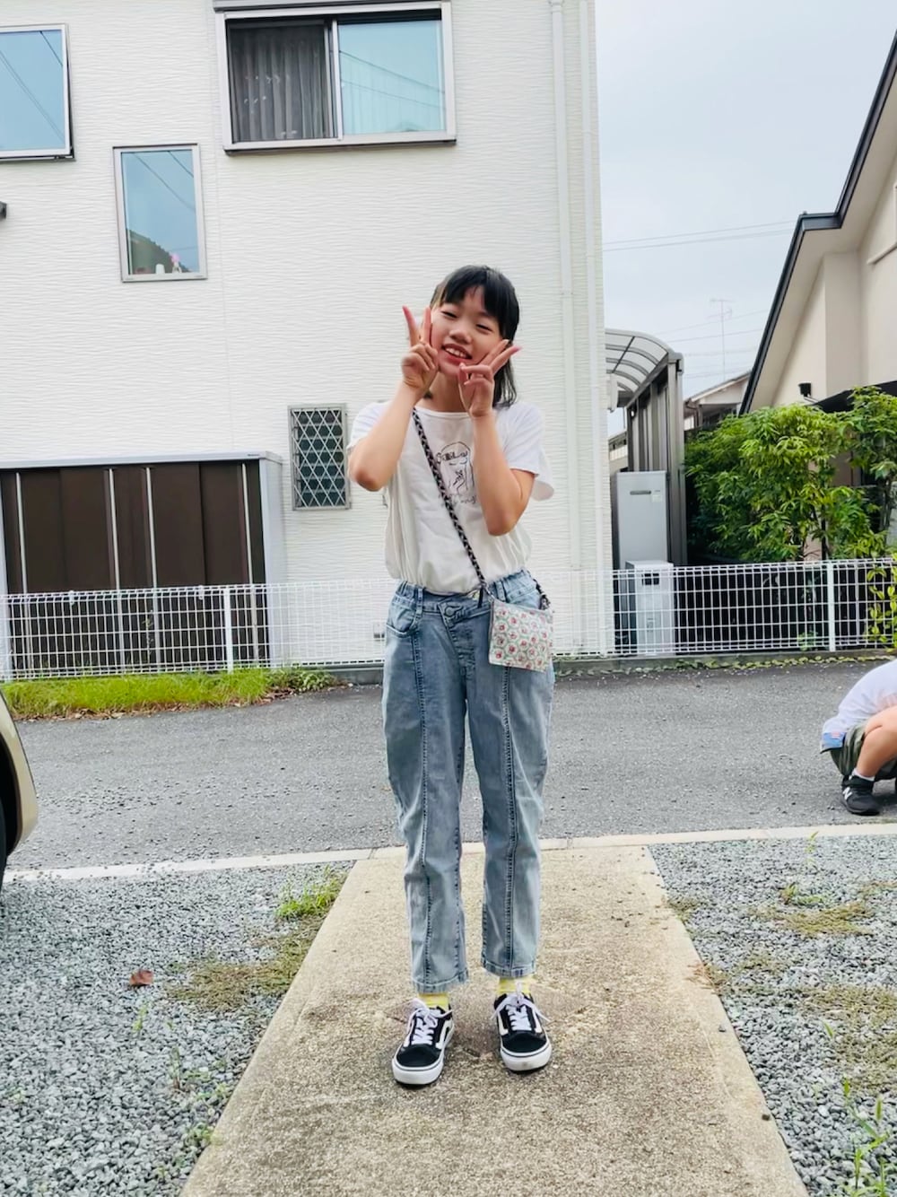 ブラック系のスニーカー、ホワイト系のTシャツ/カットソー、ブラック系のTシャツ/カットソーを着用したキッズの秋コーディネートの1枚目の写真