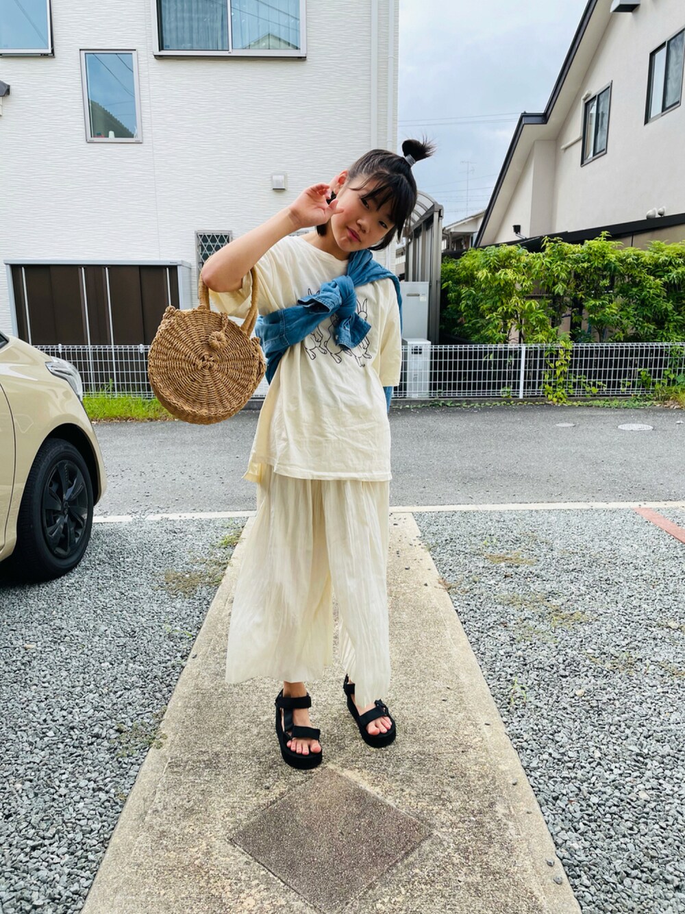 ブラック系のサンダル、ホワイト系のTシャツ/カットソー、ブルー系のシャツ/ブラウスを着用したキッズの秋コーディネートの1枚目の写真