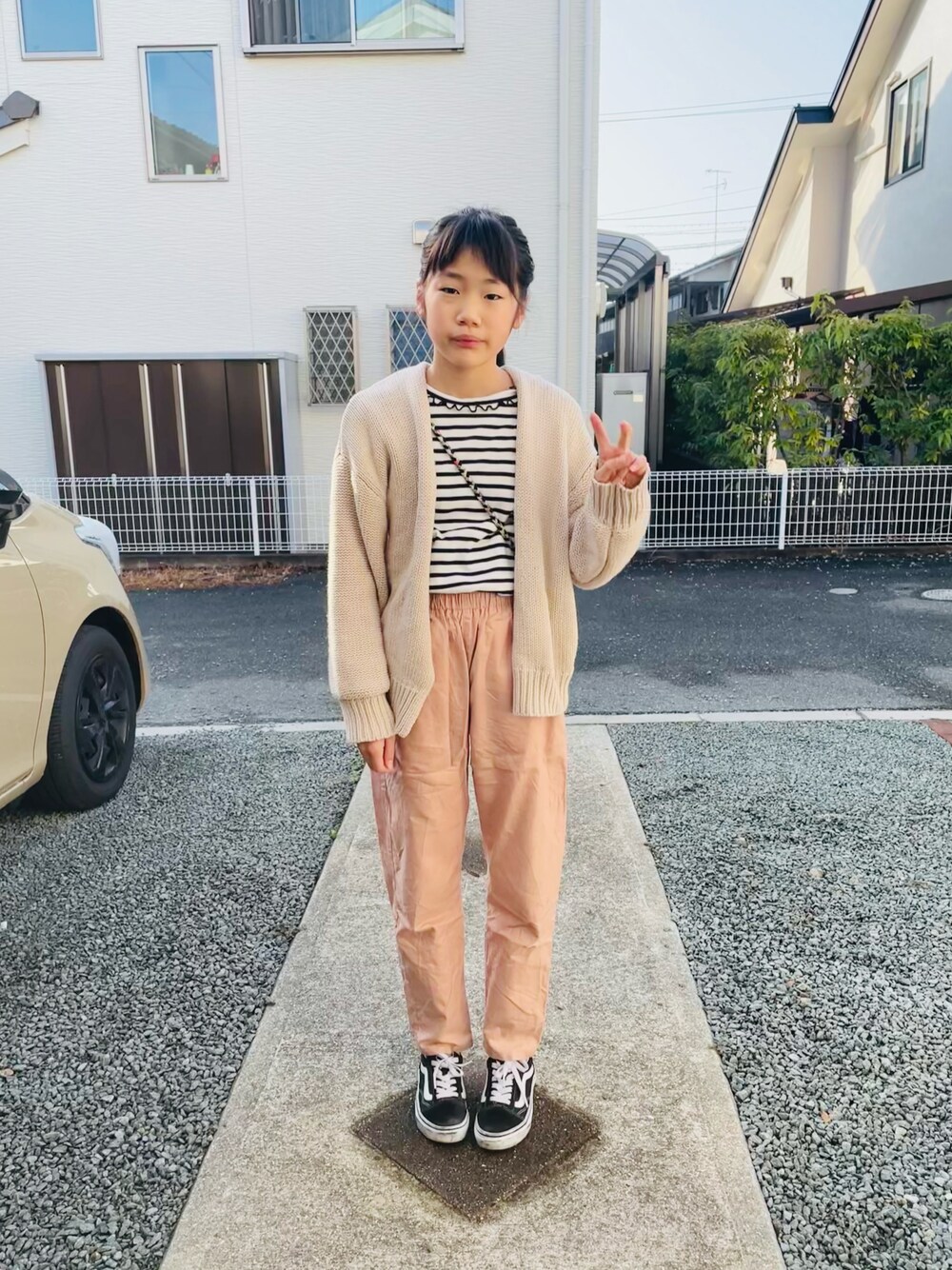 その他のTシャツ/カットソー、ブラック系のスニーカー、ホワイト系のカーディガン/ボレロを着用したキッズの春コーディネートの1枚目の写真