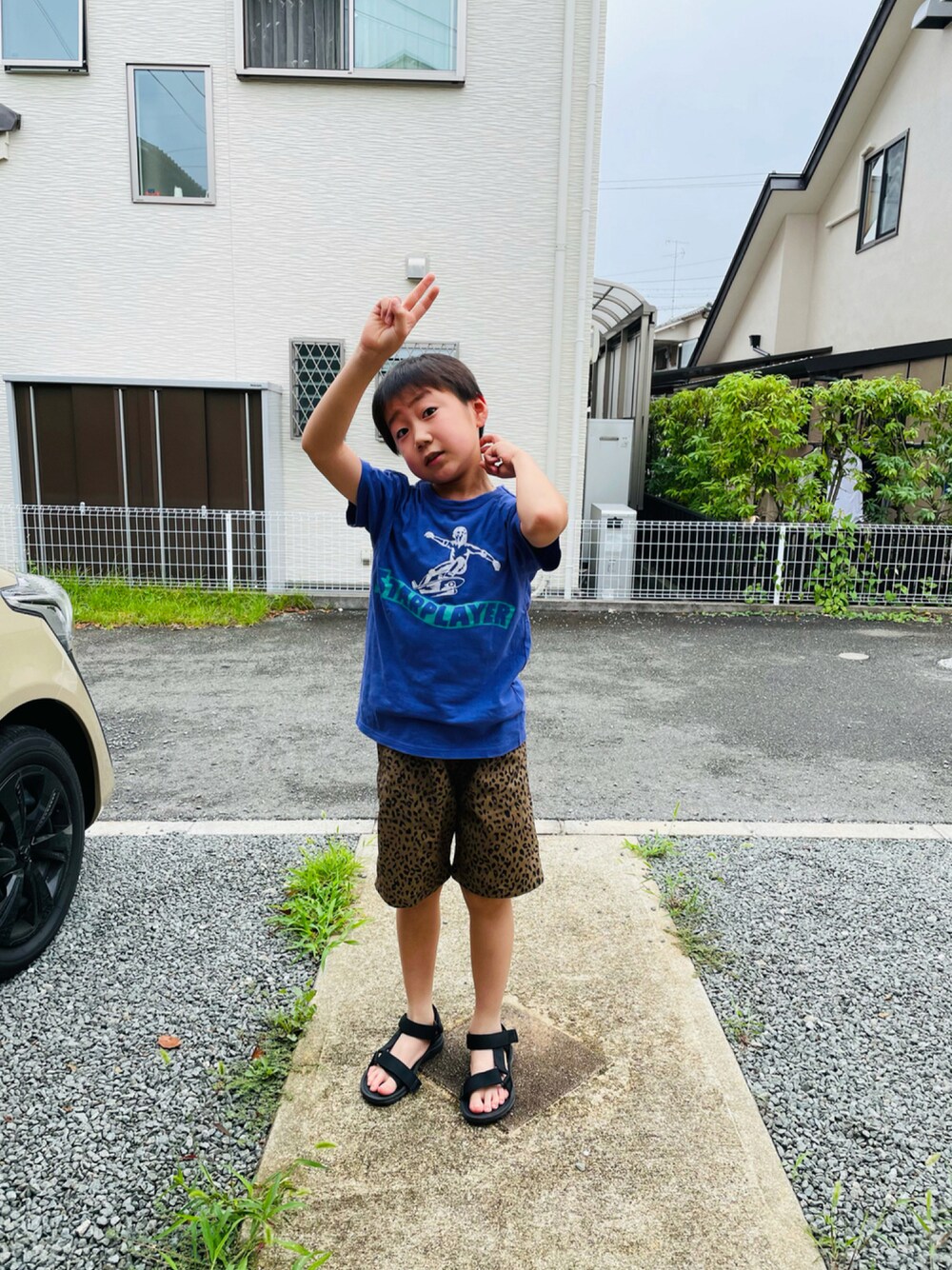 パープル系のTシャツ/カットソー、ベージュ系のその他パンツ、ブラック系のサンダルを着用したキッズの夏コーディネートの1枚目の写真
