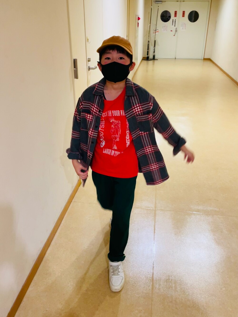 グレー系のシャツ/ブラウス、レッド系のTシャツ/カットソー、グリーン系のその他パンツを着用したキッズの冬コーディネートの1枚目の写真