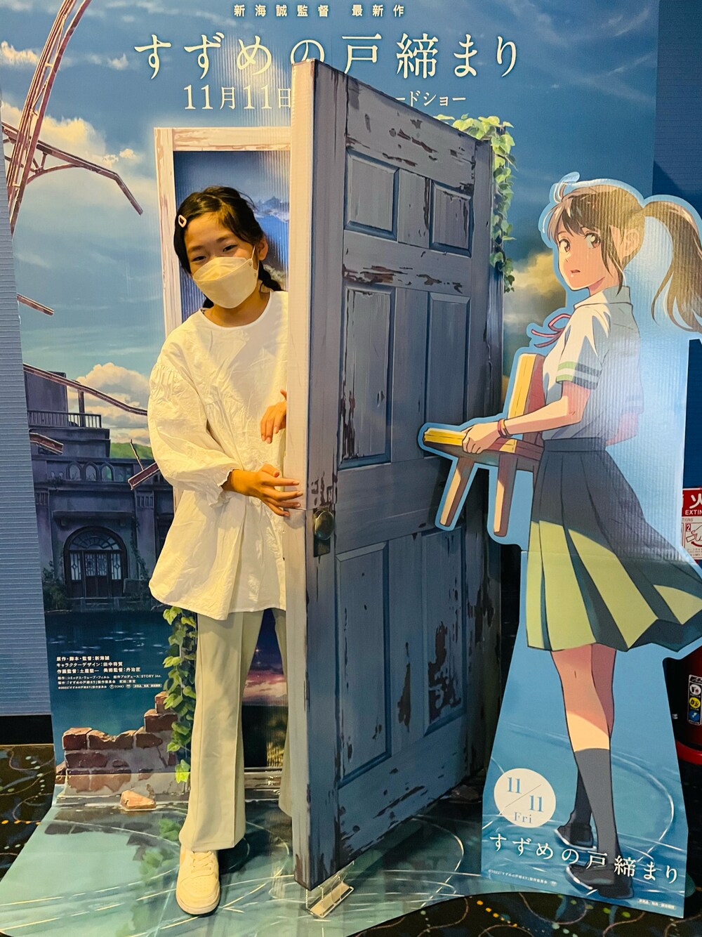 ホワイト系のスニーカー、グリーン系のその他パンツ、ホワイト系のシャツ/ブラウスを着用したキッズの秋コーディネートの1枚目の写真