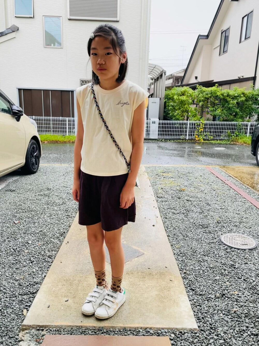 ホワイト系のTシャツ/カットソー、ブラウン系のその他パンツ、ホワイト系のスニーカーを着用したキッズの秋コーディネートの1枚目の写真