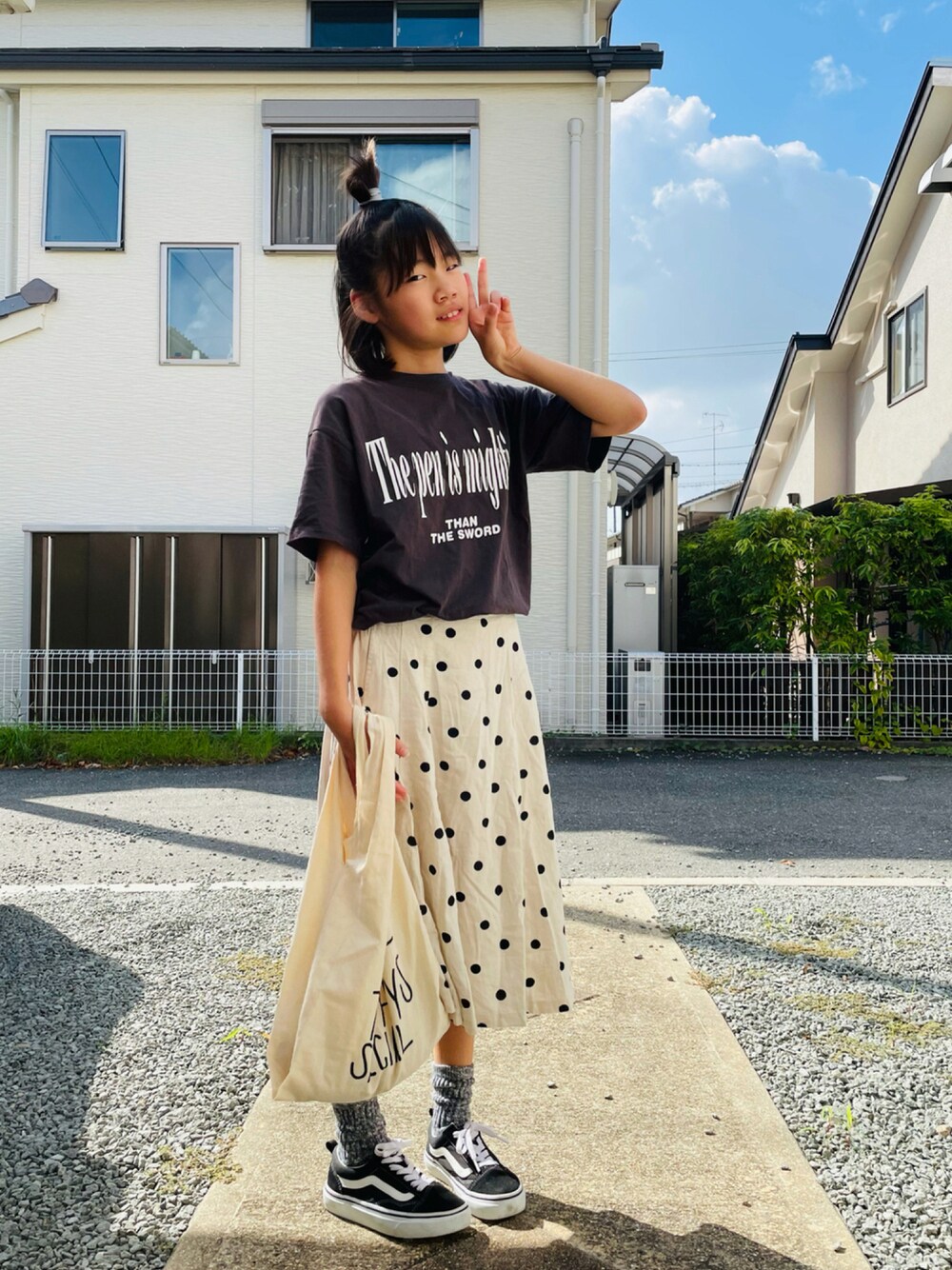 「ラブアンドピース2021、みずたま、オールドスクール、むすめ服、スニーカー」｜「SHIPS anyのSHIPS any× MONMIMI: 別注 プリント Tシャツ（Tシャツ/カットソー、グレー系）」を使った、emi_mitoさん（キッズ・143cm）の秋コーディネートの1枚目の写真