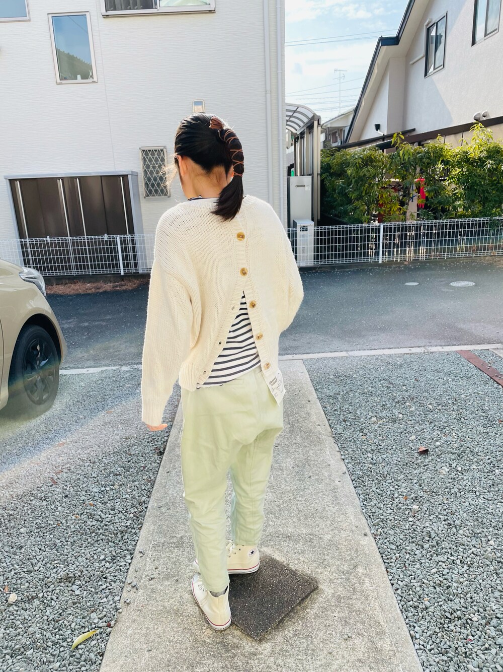 ベージュ系のニット/セーター、その他のTシャツ/カットソー、グリーン系のその他パンツを着用したキッズの春コーディネートの1枚目の写真