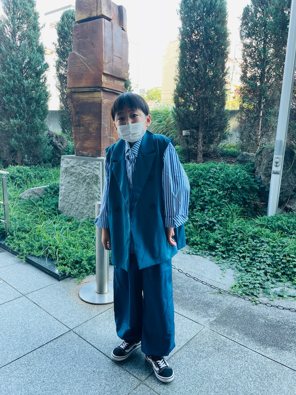 ブラック系のスニーカーを着用したキッズの夏コーディネートの1枚目の写真