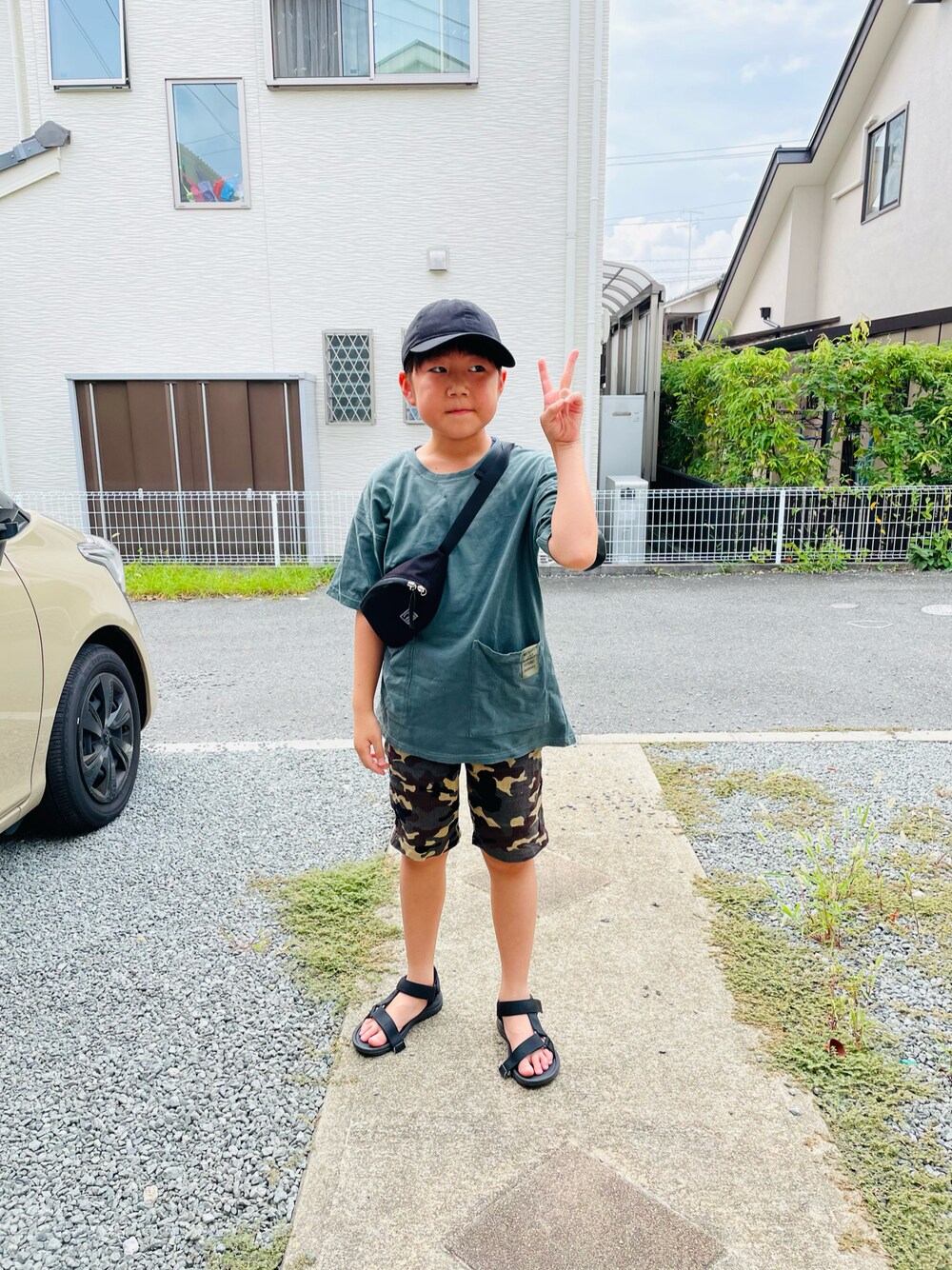 ブラック系のボディバッグ/ウエストポーチ、グリーン系のTシャツ/カットソー、グリーン系のその他パンツを着用したキッズの夏コーディネートの1枚目の写真