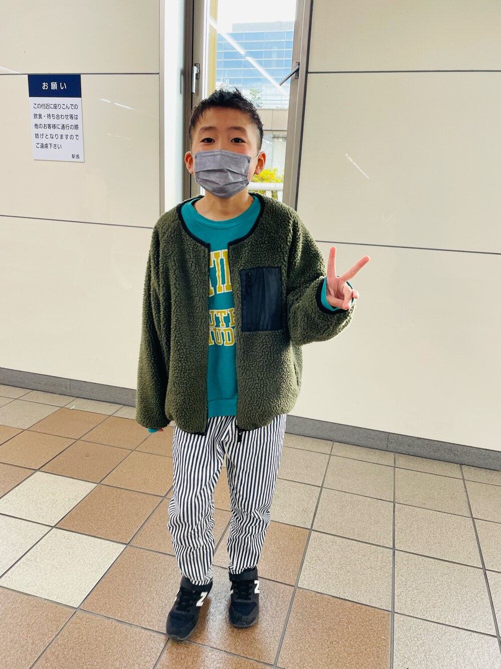 グリーン系のその他アウター、ホワイト系のその他パンツ、ブラック系のスニーカーを着用したキッズの冬コーディネートの1枚目の写真