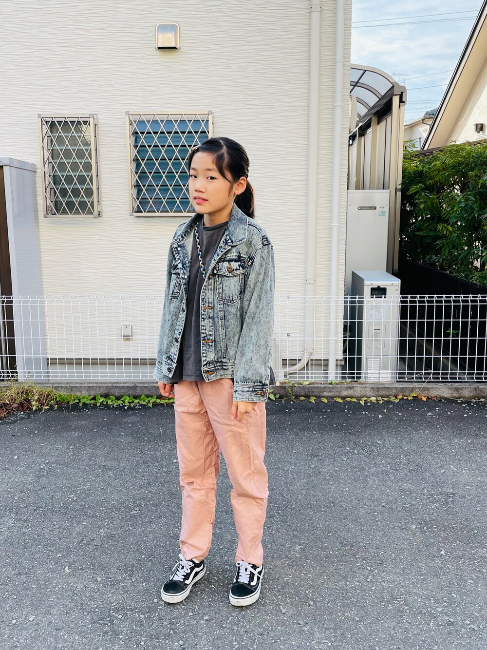 グレー系のTシャツ/カットソー、ブラック系のスニーカー、ブルー系のデニムジャケットを着用したキッズの秋コーディネートの1枚目の写真