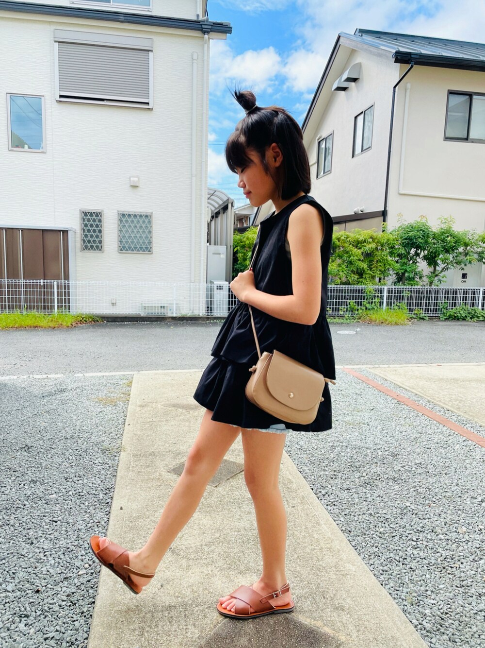 ベージュ系のショルダーバッグ、ブラック系のシャツ/ブラウス、ブルー系のその他パンツを着用したキッズの夏コーディネートの1枚目の写真