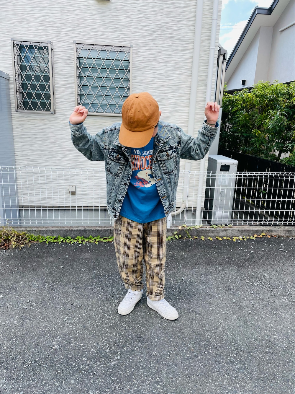 ブルー系のTシャツ/カットソー、ブルー系のデニムジャケット、ベージュ系のその他パンツを着用したキッズの秋コーディネートの1枚目の写真