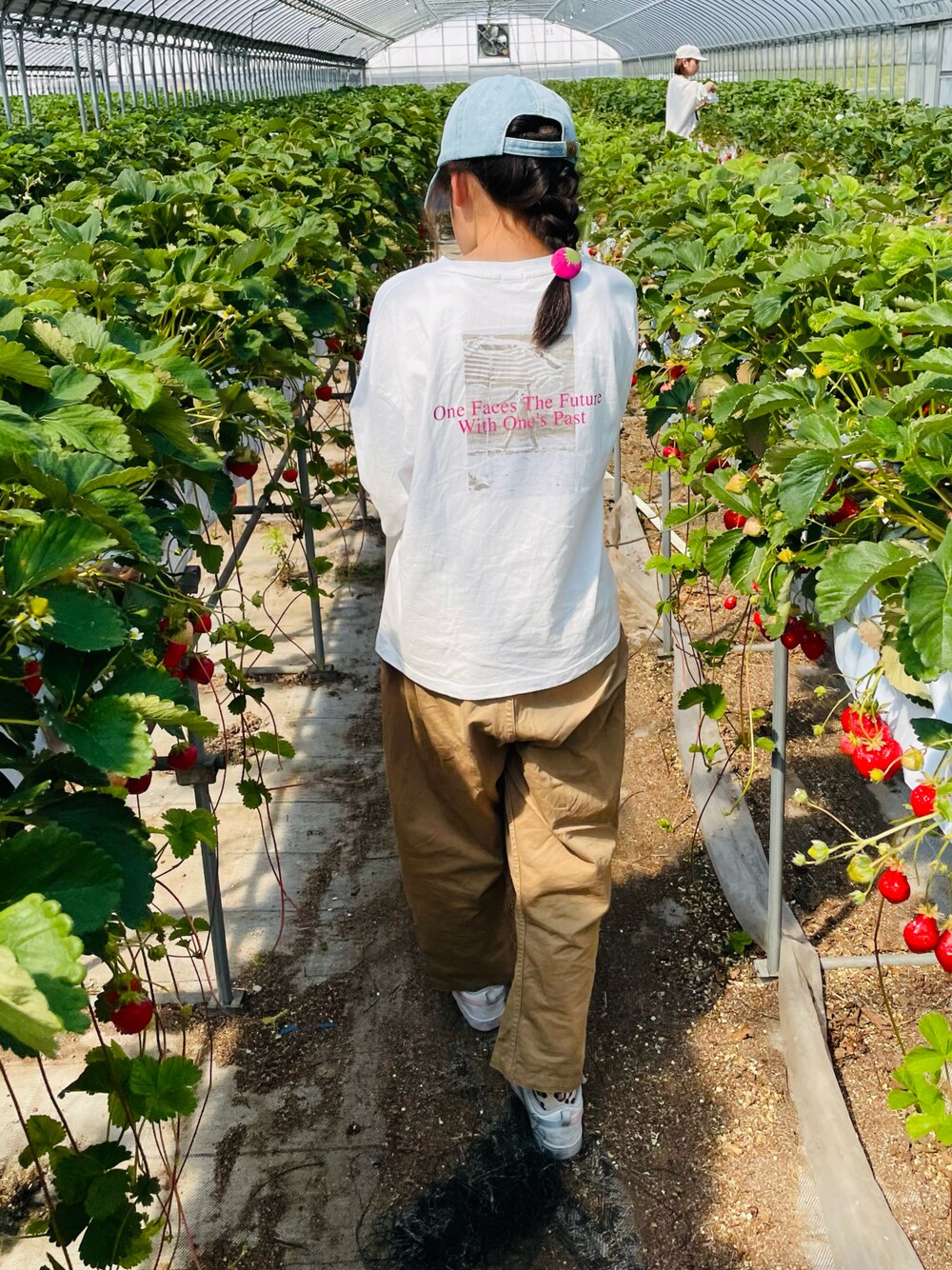 ホワイト系のスニーカー、その他のTシャツ/カットソー、ベージュ系のその他パンツを着用したキッズの春コーディネートの1枚目の写真