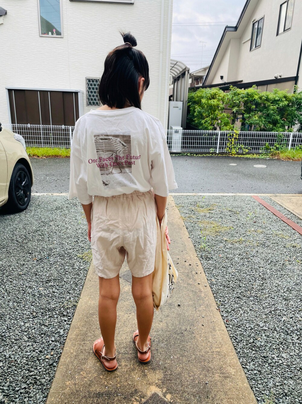 ホワイト系のTシャツ/カットソー、ホワイト系のその他パンツ、ブラウン系のサンダルを着用したキッズの秋コーディネートの1枚目の写真
