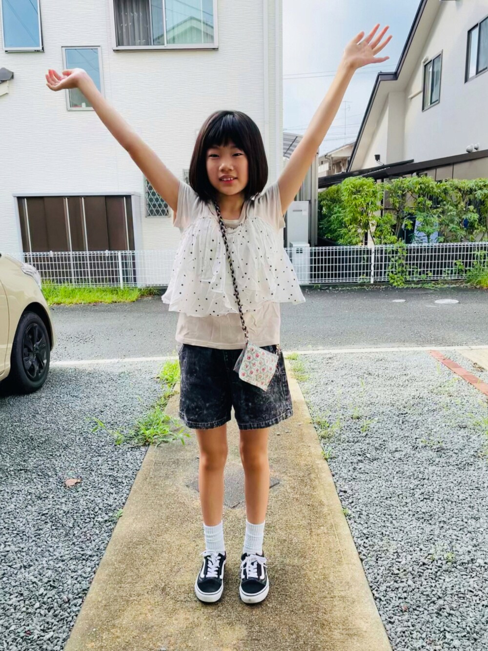 ベージュ系のTシャツ/カットソー、ブラック系のデニムパンツ、ブラック系のスニーカーを着用したキッズの夏コーディネートの1枚目の写真