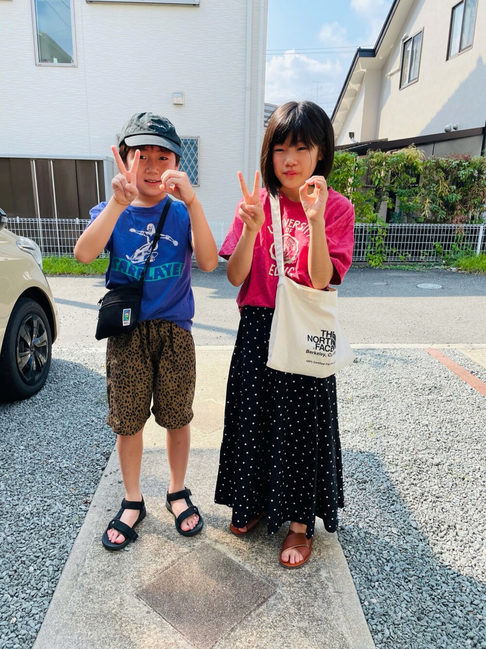 パープル系のTシャツ/カットソー、ベージュ系のその他パンツ、ブラック系のスカートを着用したキッズの夏コーディネートの1枚目の写真