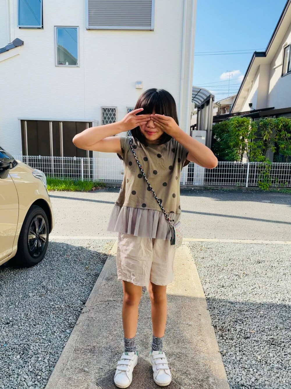 グリーン系のTシャツ/カットソー、ホワイト系のその他パンツ、ホワイト系のスニーカーを着用したキッズの夏コーディネートの1枚目の写真