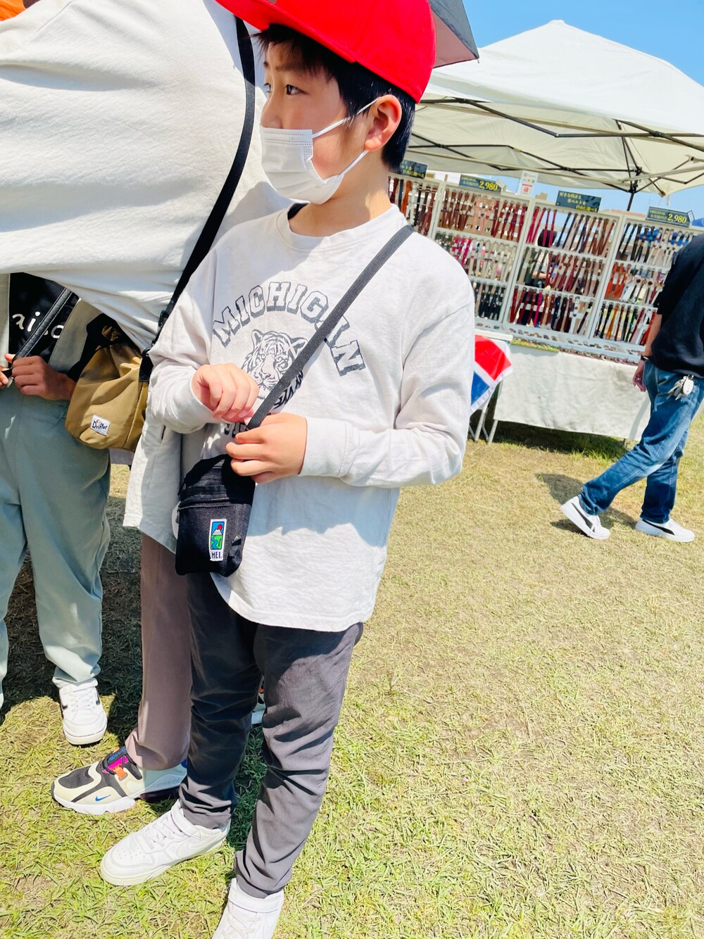 グレー系のTシャツ/カットソー、グレー系のその他パンツ、ホワイト系のスニーカーを着用したキッズの春コーディネートの1枚目の写真