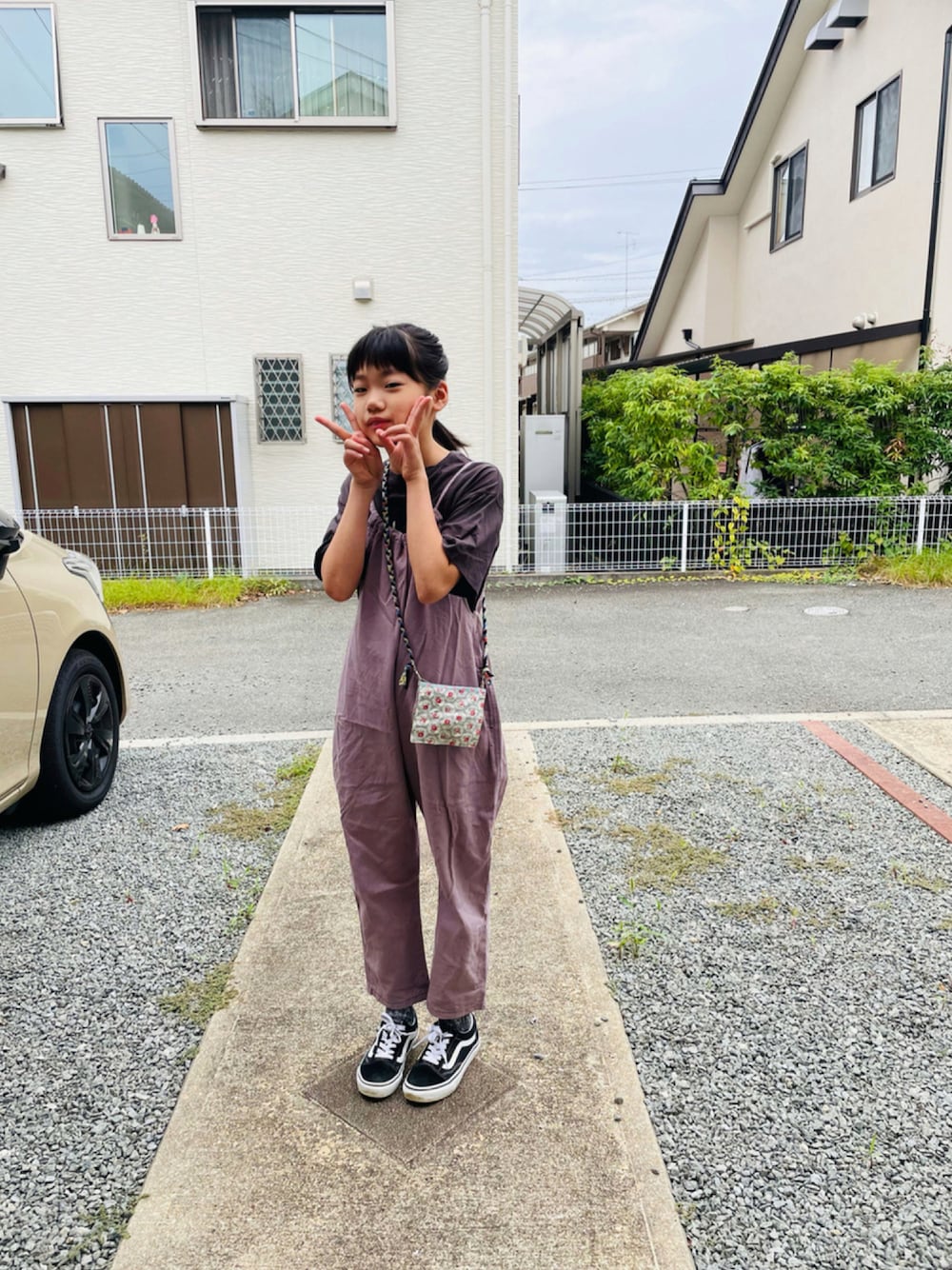「ラブアンドピース2021、むすめ服、通学すたいる、着まわしバンザイ🙌、サロペット」｜「B:MING by BEAMSのB:MING by BEAMS / デニム オールインワン 20SS-R（つなぎ/オールインワン、パープル系）」を使った、emi_mitoさん（キッズ・143cm）の秋コーディネートの1枚目の写真