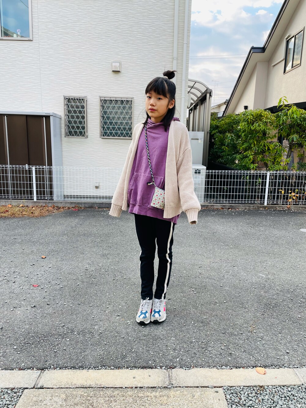 「スニーカー、スニーカーコーデ、むすめ服、通学すたいる、着まわしバンザイ🙌」｜「BRANSHESのピグメント染めパーカー（パーカー、パープル系）」を使った、emi_mitoさん（キッズ・143cm）の冬コーディネートの1枚目の写真