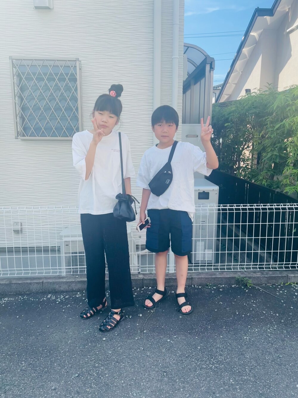 ホワイト系のTシャツ/カットソー、ブラック系のその他パンツ、ベージュ系のその他トップスを着用したキッズの夏コーディネートの1枚目の写真