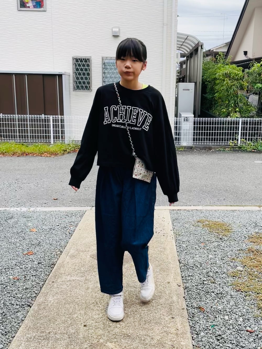 「秋ルック紹介するよ、ビッグシルエット、むすめ服、通学すたいる、レイヤードスタイル」｜「Life Support Productsの【コットンUSA】ビッグポケットデニムパンツ（80～160cm）（デニムパンツ、ブルー系）」を使った、emi_mitoさん（キッズ・150cm）の秋コーディネートの1枚目の写真