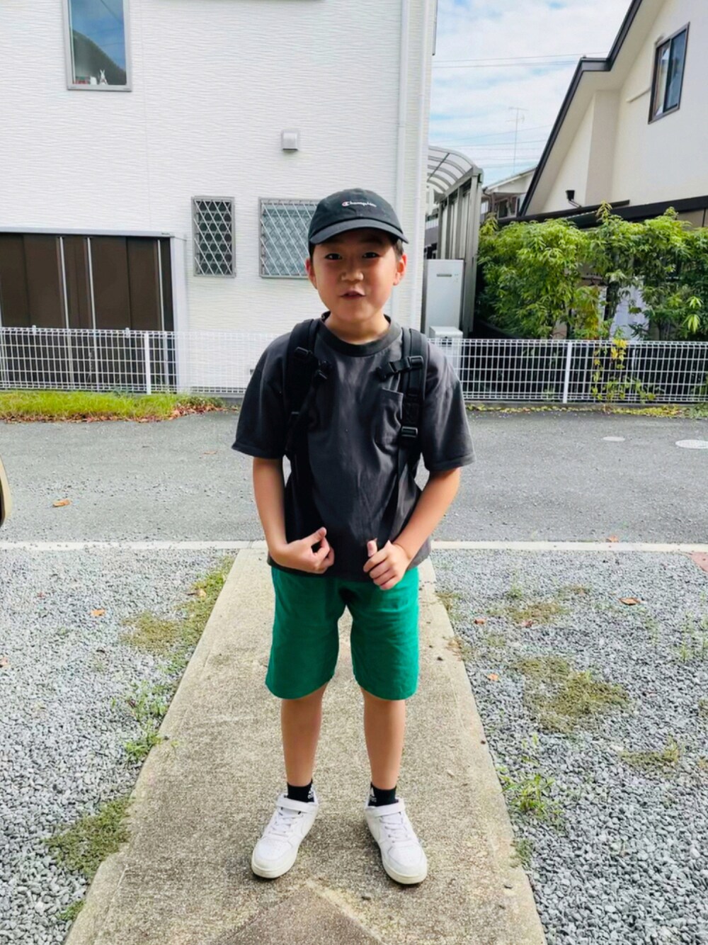 「キャップ、むすこーで、休日スタイル、おとこのこ、みどり」｜「＆yamのポケT（Tシャツ/カットソー、グレー系）」を使った、emi_mitoさん（キッズ・137cm）の秋コーディネートの1枚目の写真
