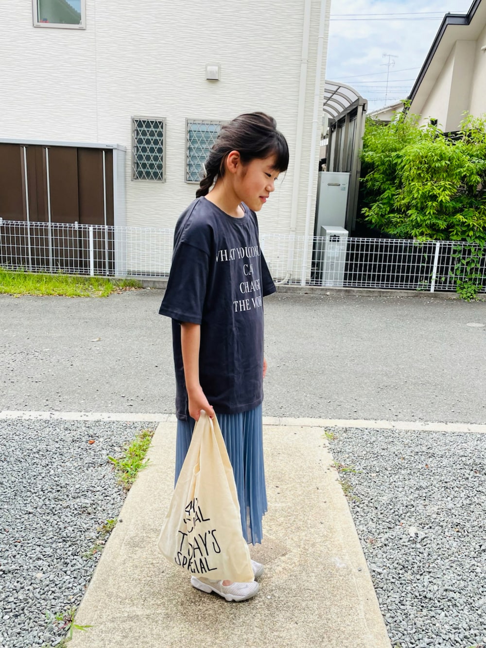 グレー系のTシャツ/カットソー、ホワイト系のエコバッグ/サブバッグ、ブルー系のスカートを着用したキッズの夏コーディネートの1枚目の写真
