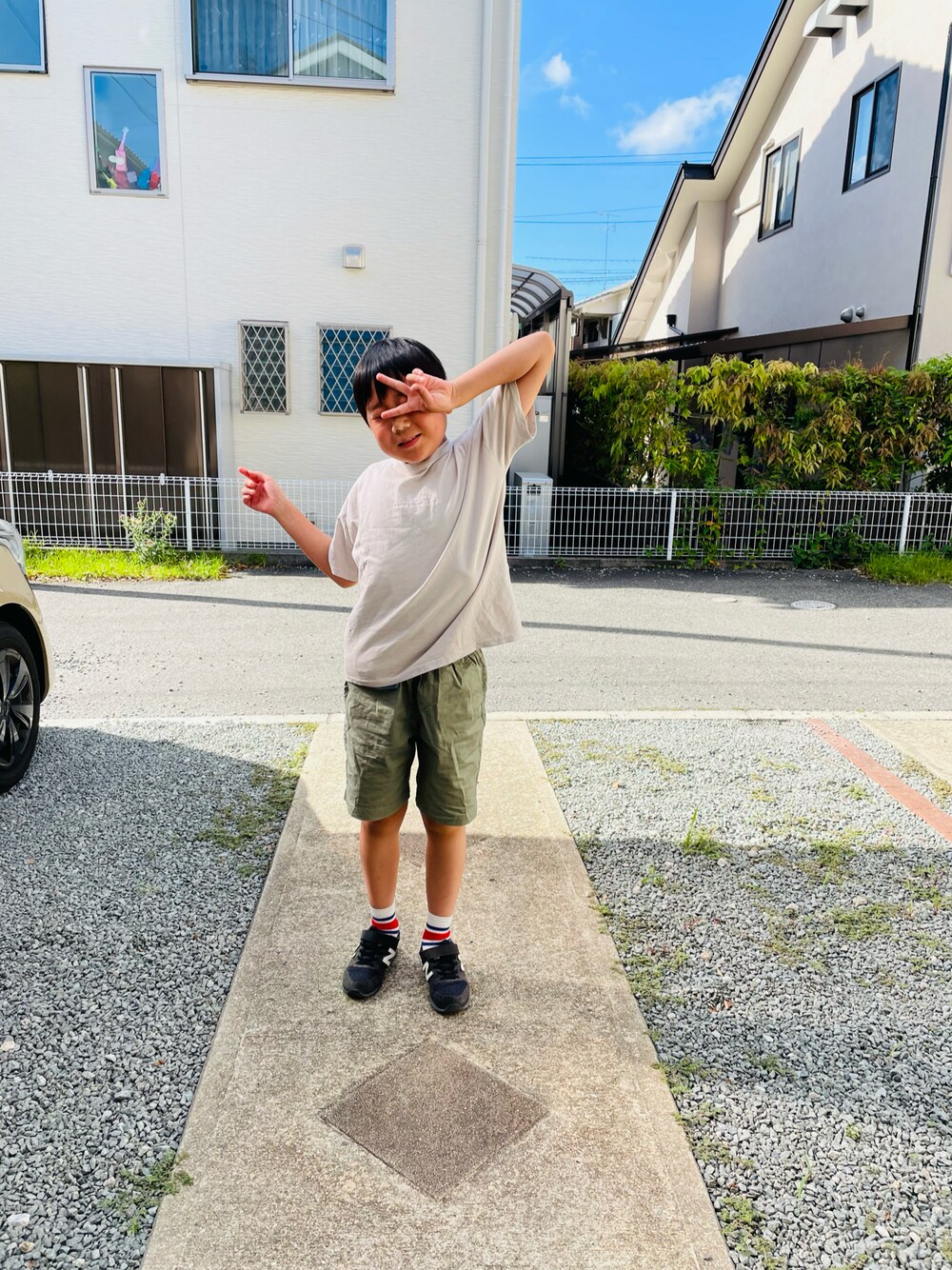 グレー系のTシャツ/カットソー、グリーン系のパンツ、ブラック系のスニーカーを着用したキッズの夏コーディネートの1枚目の写真