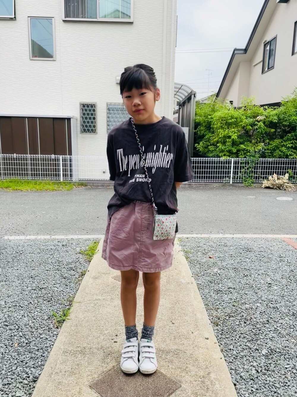 グレー系のTシャツ/カットソー、ホワイト系のスニーカー、ブルー系のTシャツ/カットソーを着用したキッズの夏コーディネートの1枚目の写真
