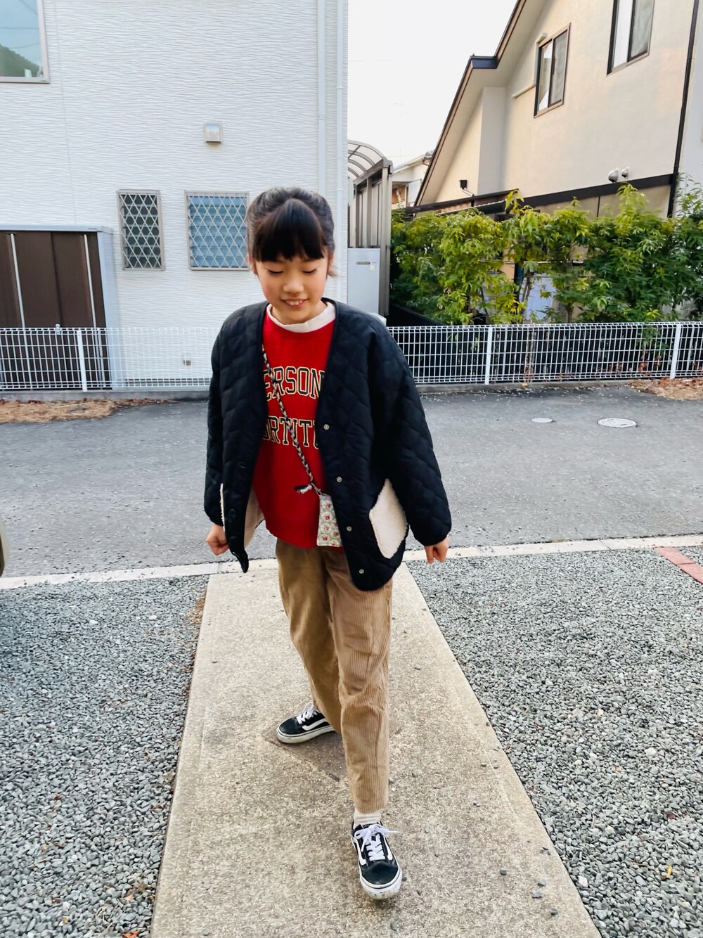 ブラック系のブルゾン、レッド系のスウェット、ホワイト系のTシャツ/カットソーを着用したキッズの冬コーディネートの1枚目の写真