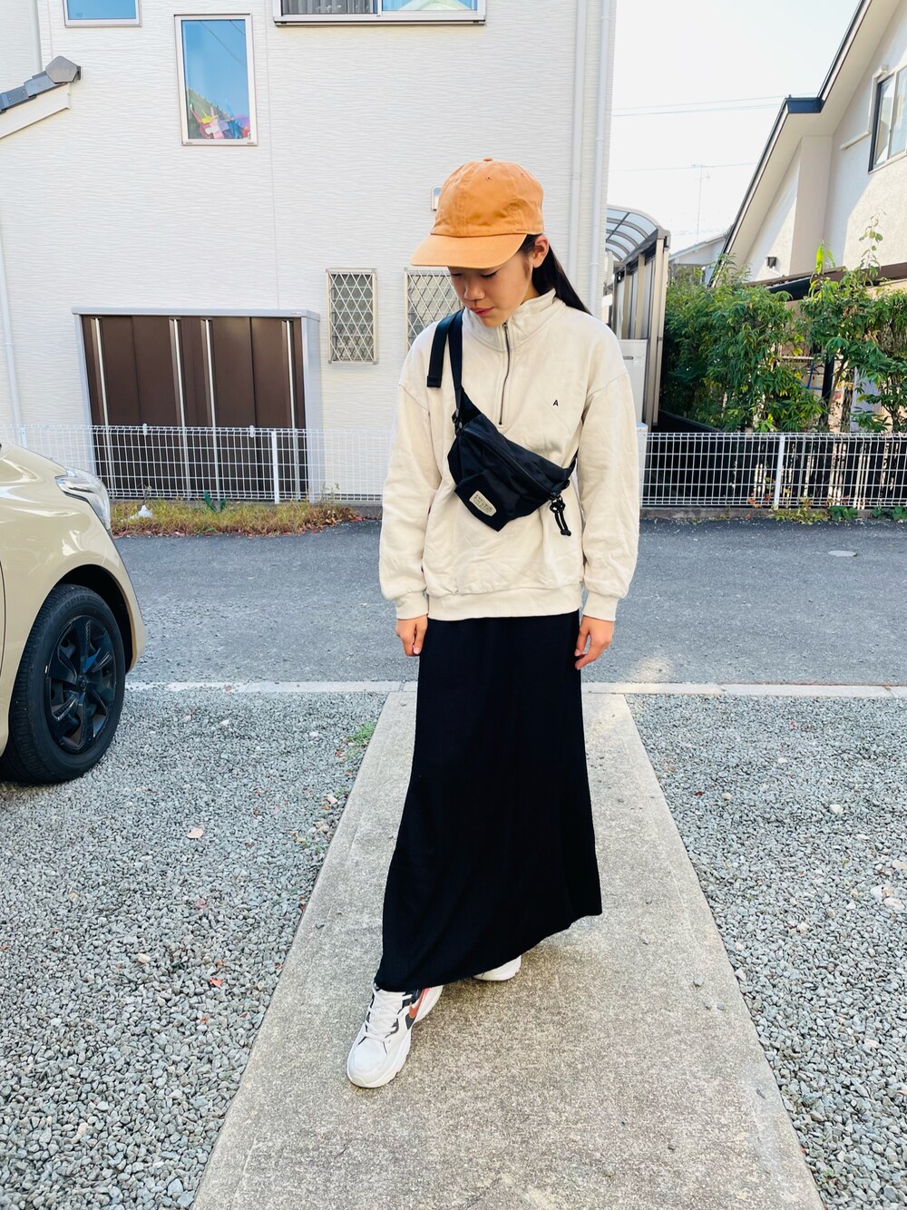 ブラック系のボディバッグ/ウエストポーチ、グレー系のスウェット、ブラック系のスカートを着用したキッズの秋コーディネートの1枚目の写真