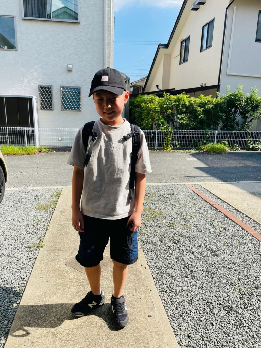 グレー系のTシャツ/カットソー、ブラック系のスニーカー、グレー系のポロシャツを着用したキッズの秋コーディネートの1枚目の写真