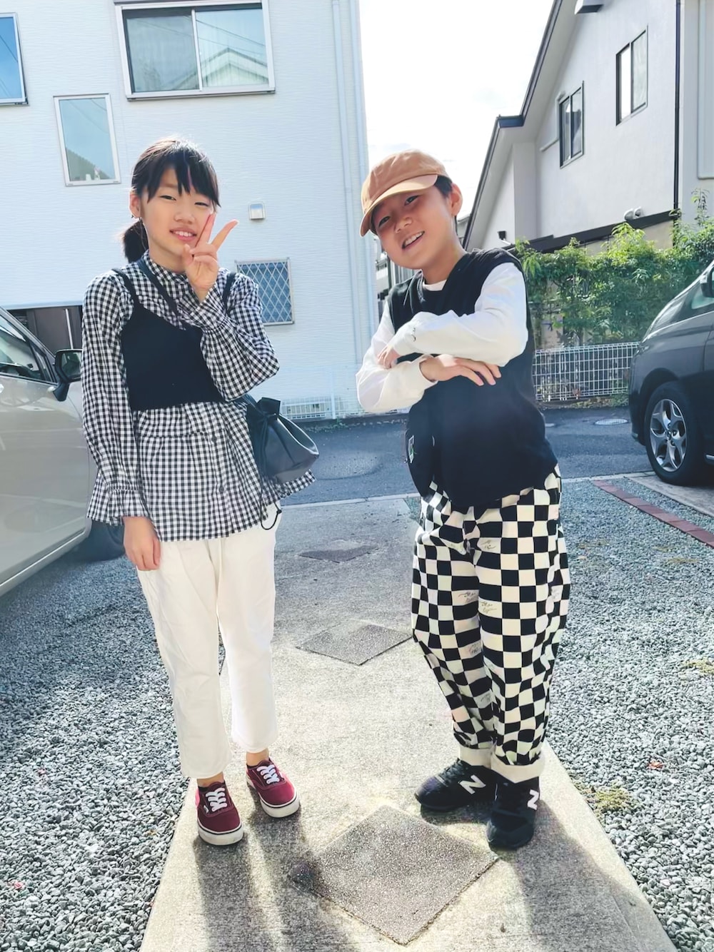 ブラック系のシャツ/ブラウス、ホワイト系のその他パンツ、レッド系のスニーカーを着用したキッズの秋コーディネートの1枚目の写真