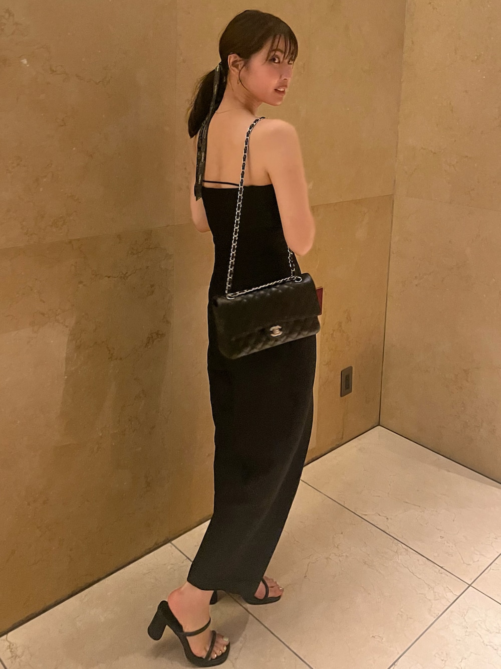 「お出かけコーデ、夏コーデ、休日スタイル、パンツスタイル、シンプルコーデ、ブラックコーデ、オールインワン、モノトーンコーデ」｜「Whim Gazetteのベアジャンプスーツ（つなぎ/オールインワン、ブラック系）」を使った、lollipopさん（レディース・171cm）の夏コーディネートの1枚目の写真