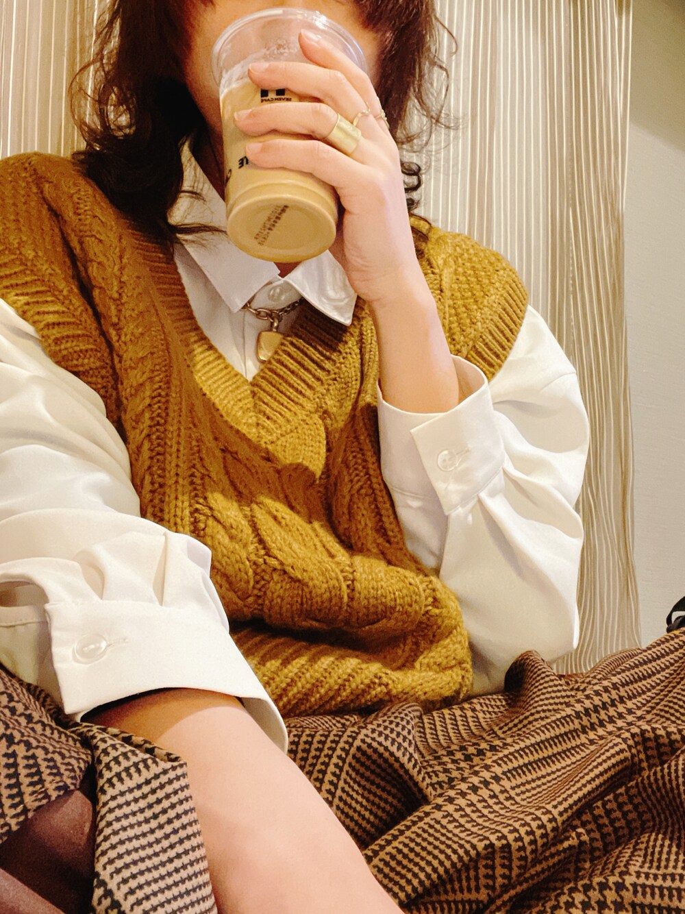 「秋のコーデ、カジュアルコーデ、休日コーデ、ゆるコーデ、今日のコーデ」｜「GUのアイテム（ベスト、イエロー系）」を使った、山藤さん（レディース・155cm）の秋コーディネートの1枚目の写真