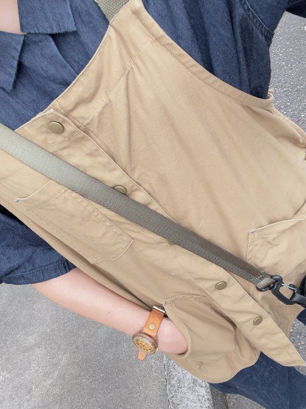 「カジュアルコーデ、ゆるコーデ、シンプル、リラックススタイル」｜「UNIQLOのリネンコットンオープンカラーシャツ（半袖）（シャツ/ブラウス、ブルー系）」を使った、山藤さん（レディース・155cm）の秋コーディネートの1枚目の写真