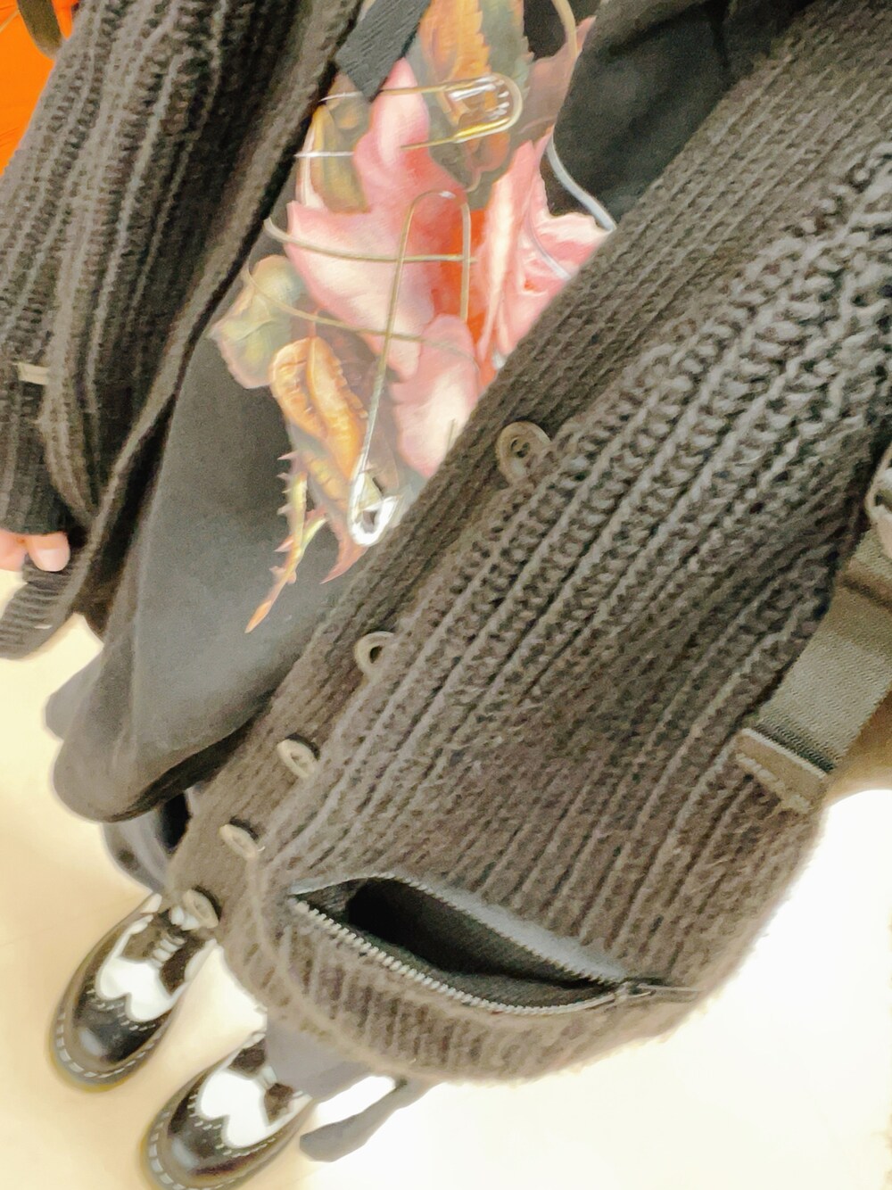 「メンズライク、ワイドパンツ、オールブラック、アンダーカバー(UNDERCOVER)、アンダーカバー、ジーユー、ドクターマーチン」｜「GUのアイテム（パーカー、ブラック系）」を使った、山藤さん（レディース・155cm）の秋コーディネートの1枚目の写真